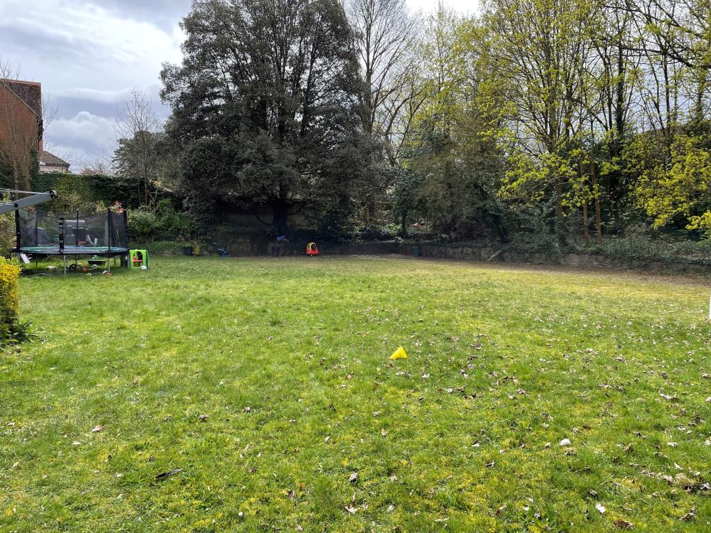 Lot: 14 - TWO-BEDROOM FLAT WITH GARAGE AND GARDENS -